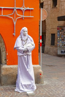 Beyaz Avusturya'da Innsbruck sokakta taklit