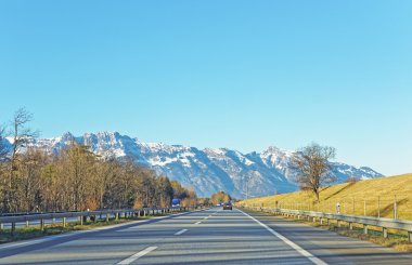 İsviçre dağlar yol görünümünden üstünde kar kaplı