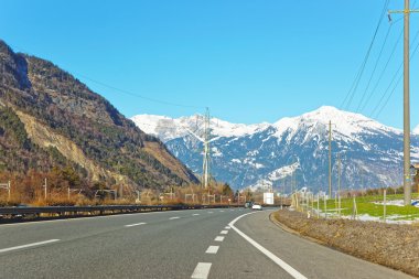 Elektrik iletim hatları İsviçre WI üzerinde yol görünümü