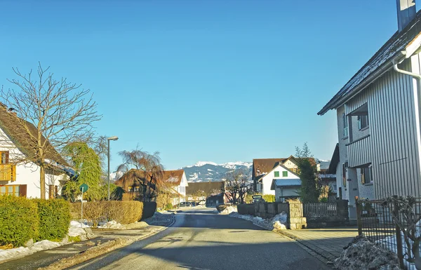 Road View sur un village suisse en hiver — Photo