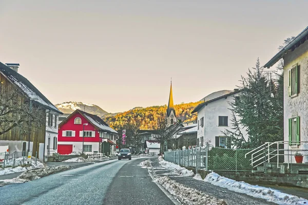 Road View και πόλη στην Ελβετία το χειμώνα — Φωτογραφία Αρχείου