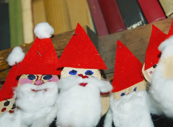 Oda parçası elle Canta Claus oyuncak yaptı.