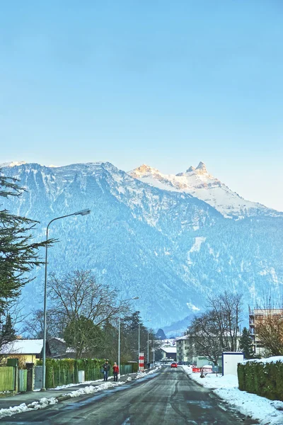 Montanha Vista da estrada na cidade no inverno Suíça — Fotografia de Stock