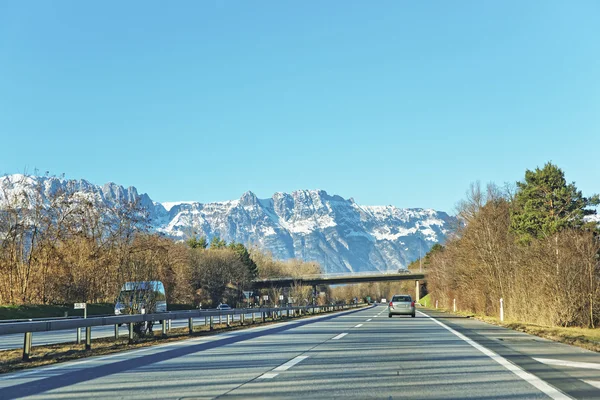 Blick von der Strasse auf die schneebedeckten Schweizer Berge — Stockfoto