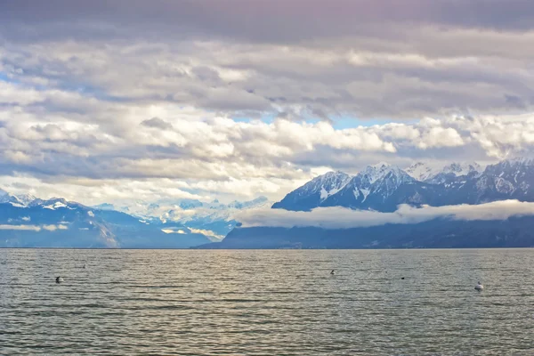 Lausanne quay Ženevské jezero a hory ve Švýcarsku — Stock fotografie