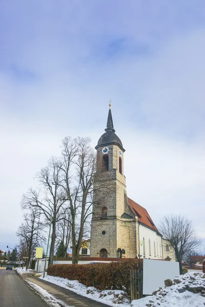 Road Visa till en kyrka i Tyskland på vintern — Stockfoto