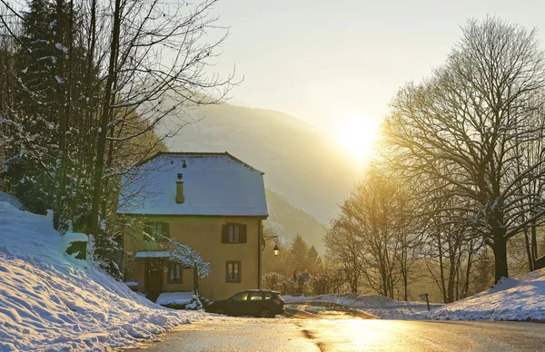 Puesta de sol cerca de la mina de sal de invierno Bex en Suiza — Foto de Stock