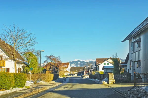 Road View vers un village Suisse en hiver — Photo