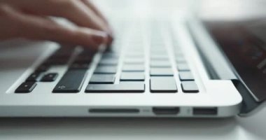 Dizüstü bilgisayar klavyesinde yazı yazan kadınların arkasında hareket eden kamerayı kapat. Dijital hayat. Çevrimiçi gazetecilik işi.