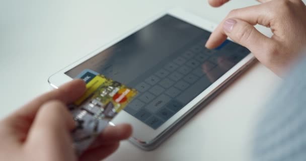 Close-up van de vrouw typen woorden in digitale tablet browser zoekmachine met bankkaart in de hand. Online winkelen concept. — Stockvideo