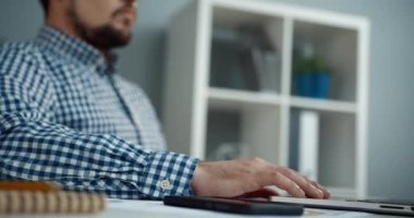 Dizüstü bilgisayar ve ofis çalışanı ile hareket eden kamerayı kapat. Evden uzak çalışma kavramı.