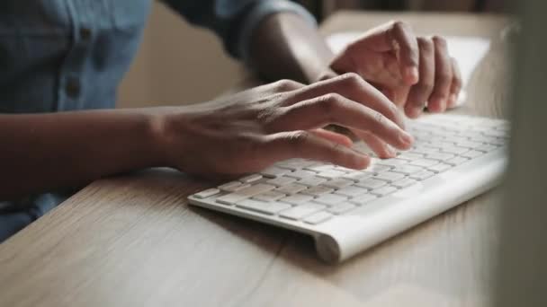 Primo piano della donna che digita testo sulla tastiera wireless del computer. Lavoro in ufficio. E-mail aziendali. Lavoro a distanza. — Video Stock