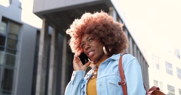 Afroamerikanerin, schöne Frau, die draußen mit dem Handy telefoniert. Stylisch attraktive Frauen, die auf dem Handy sprechen. Telefonat. — Stockvideo