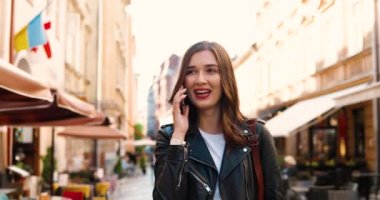 Beyaz tenli güzel bir kadın kasabada sokakta yürürken gülerek ve telefonla konuşarak gülümsedi. Cep telefonuyla konuşan ve şehir dışında gezen oldukça mutlu bir kadın..