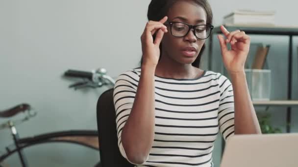 Närbild av ung vacker kvinna ta av glasögon och massera ansiktet känsla trött från jobbet på kontoret. — Stockvideo
