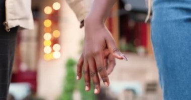 Afrika kökenli Amerikalı erkek ve kadınların el ele tutuşması. Açık havada. Sokakta el ele tutuşan erkek ve kadın. Sevgi ve destek hareketi. Destekleme işareti.