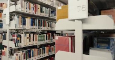 Boş vakitte kapalı kütüphane kavramı. Sıralar kitaplarla doludur. Alma Mater. Okuma Odası.