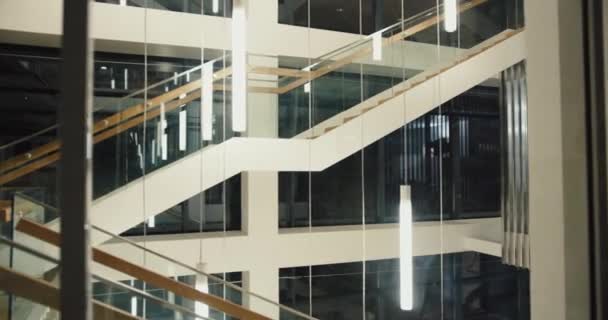 Концепция современного архитектурного дизайна университетской библиотеки. Пустые лестницы и коридоры кампуса в вечернее время. — стоковое видео