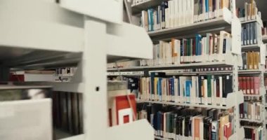 Modern üniversite kütüphanesi. Kitap serisi. Okuma odası. Okumak için bir yer. Edebiyat. Yazılı baskı. Kağıt kitaplar. Kimse yok..