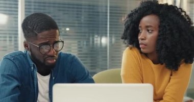 Afrika kökenli Amerikalı kız ve erkeğin bilgisayarın başında oturup sınav sorularını tartışırken görüntülerini kapatıyoruz..