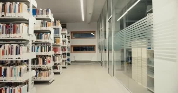 Libreria universitaria vuota senza visitatori durante la sera. Righe con letteratura. Un sacco di scaffali. Casa della Conoscenza. — Video Stock
