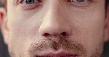 Kameraya bakıp dişlerini gösterirken gülümseyen, bıyıklı, yakışıklı, beyaz bir adamın portresini yakından çek..