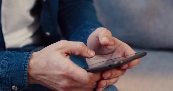 Närbild av manliga smartphone-klient använder gester för att tillämpa gadget app. Begreppet trådlös enhet för sökning av information på Internet. — Stockvideo