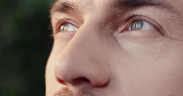 Primer plano retrato de hombre caucásico guapo con bigote con hermosos ojos mira por la ventana oliendo. — Vídeos de Stock
