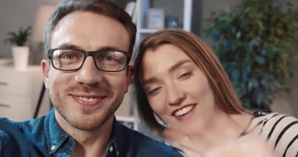 Gros plan de beaux jeunes couples enregistrant des messages vidéo pour des amis et des parents sur les réseaux sociaux. Vue de la caméra. — Video