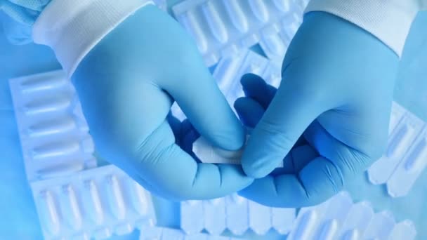 Proctólogo Profesional Que Usa Guantes Médicos Azules Abre Supositorios Para — Vídeos de Stock