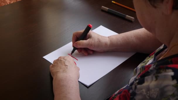 Een Oudere Kunstenaar Vrouw Schrijft Een Stuk Papier Nft Token — Stockvideo