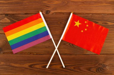 LGBT gökkuşağı bayrağı ve kahverengi tahta arka planda Avustralya bayrağı. LGBT Gurur Ayı. LGBTQ. LGBTQIA. Yakın çekim. Üst görünüm