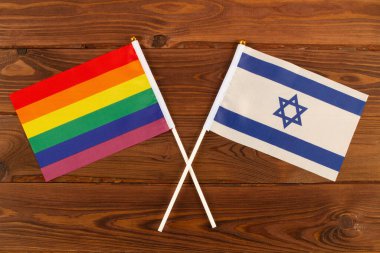 LGBT gökkuşağı bayrağı ve kahverengi tahta arka planda Avustralya bayrağı. LGBT Gurur Ayı. LGBTQ. LGBTQIA. Yakın çekim. Üst görünüm