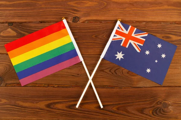 Duhová Vlajka Lgbt Vlajka Austrálie Hnědé Dřevěné Prkna Pozadí Měsíc — Stock fotografie