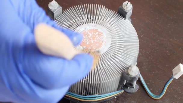 Técnico Reparo Eletrônico Uma Luva Azul Varre Dissipador Calor Alumínio — Vídeo de Stock