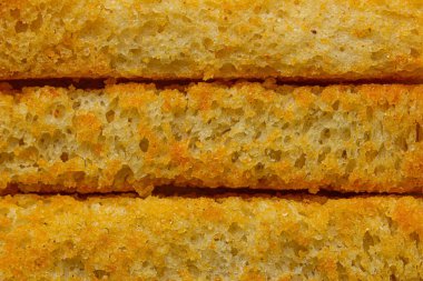 Ev yapımı kızarmış ekmek dilimleri. Buğday çavdar viskisi. Pişmiş ekmek atıştırmalıkları aromalı. Yüksek kaliteli undan yapılmış tam buğday ekmeği. Diyet, yemek ve sağlıklı yaşam için sağlıklı yiyecekler. Yakın çekim. Üst görünüm