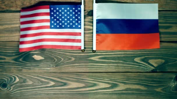 美国和俄罗斯的国旗指向不同的方向 在风中飘扬 美国和俄罗斯峰会 美国总统和俄罗斯联邦总统会议 复制空间 — 图库视频影像