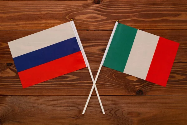 Flaga Rosji Flaga Włoch Skrzyżowały Się Sobą Obraz Ilustruje Relacje — Zdjęcie stockowe
