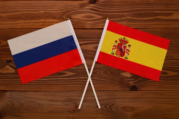 러시아의 국기와 스페인의 국기가 그림은 국가들 관계를 줍니다 텔레비전 비디오 — 스톡 사진