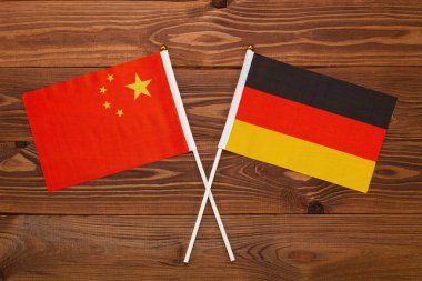 Çin bayrağı ve Almanya bayrağı birbirleriyle çarpıştı. Görüntü ülkeler arasındaki ilişkiyi gösteriyor. Video haberleri ve internet ve medya makaleleri için fotoğrafçılık.