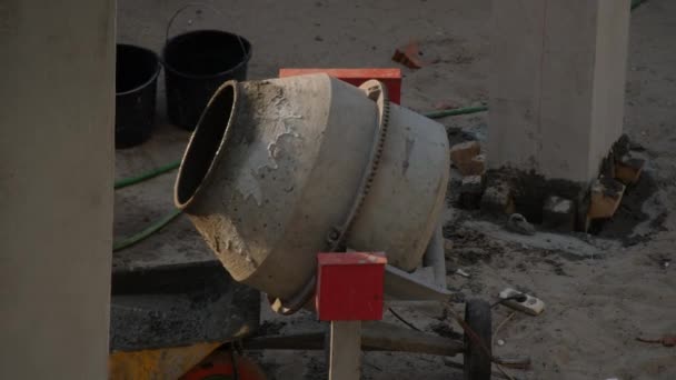 Nşaat Alanında Evrensel Taşınabilir Elektromekanik Beton Karıştırıcı Bir Işçi Tuğla — Stok video
