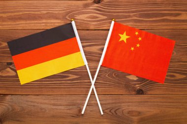Almanya bayrağı ve Çin bayrağı birbirleriyle çarpıştı. Görüntü ülkeler arasındaki ilişkiyi gösteriyor. Video haberleri ve internet ve medya makaleleri için fotoğrafçılık.