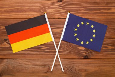 Almanya bayrağı ve Avrupa Birliği bayrağı birbirleriyle çarpıştı. Görüntü ülkeler arasındaki ilişkiyi gösteriyor. Video haberleri ve internet ve medya makaleleri için fotoğrafçılık.