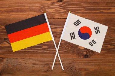 Almanya bayrağı ve Güney Kore bayrağı birbirleriyle çarpıştı. Görüntü ülkeler arasındaki ilişkiyi gösteriyor. Video haberleri ve internet ve medya makaleleri için fotoğrafçılık.
