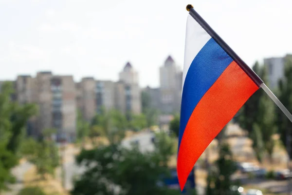 Bandera Rusia Contra Cielo Azul Árboles Verdes Calle Ciudad Edificios —  Fotos de Stock