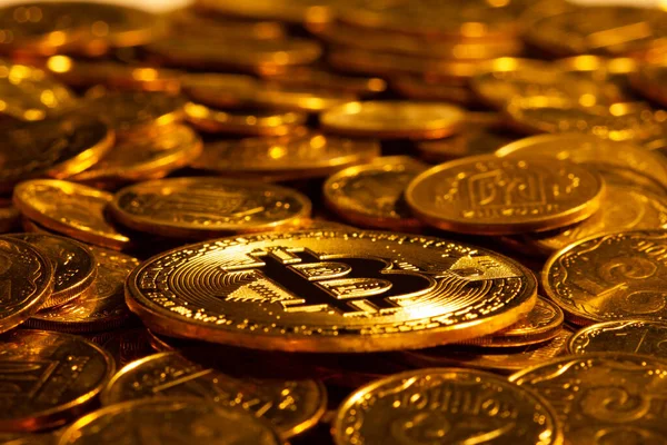 Gold Cryptocurrency Bitcoin Background Many Other Gold Coins Hard Light — Stock Photo, Image