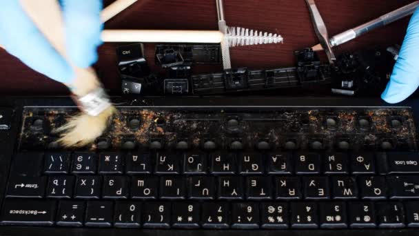 一位专业的计算机技师使用正确的动作 用刷子刷洗 用被移除的键擦脏键盘修理 车间工作台桌上的工具 靠近点 — 图库视频影像