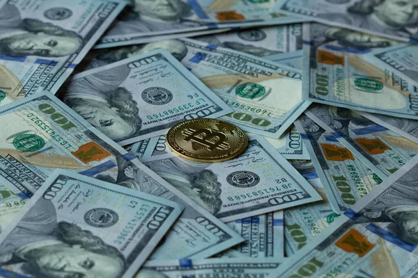 Золотая Монета Криптовалюты Bitcoin Лучах Восходящего Солнца Фоне Многих Бумажных Лицензионные Стоковые Фото
