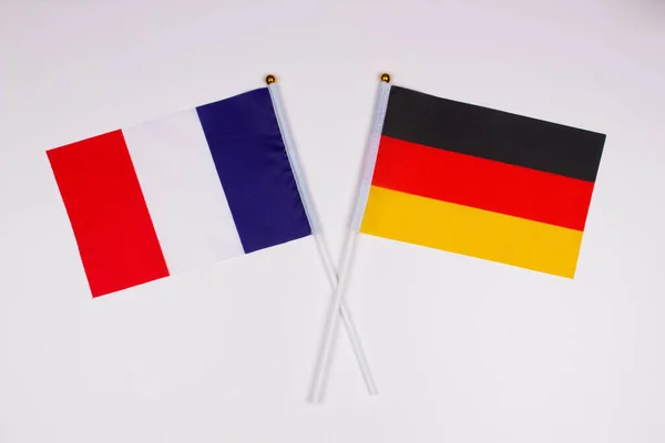 Bandera Francia Bandera Alemania Cruzadas Entre Sobre Fondo Blanco Aislado —  Fotos de Stock