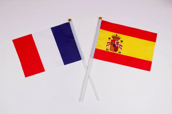 프랑스의 국기와 스페인의 국기가 바탕에서 고립되어 그림은 국가들 관계를 줍니다 — 스톡 사진
